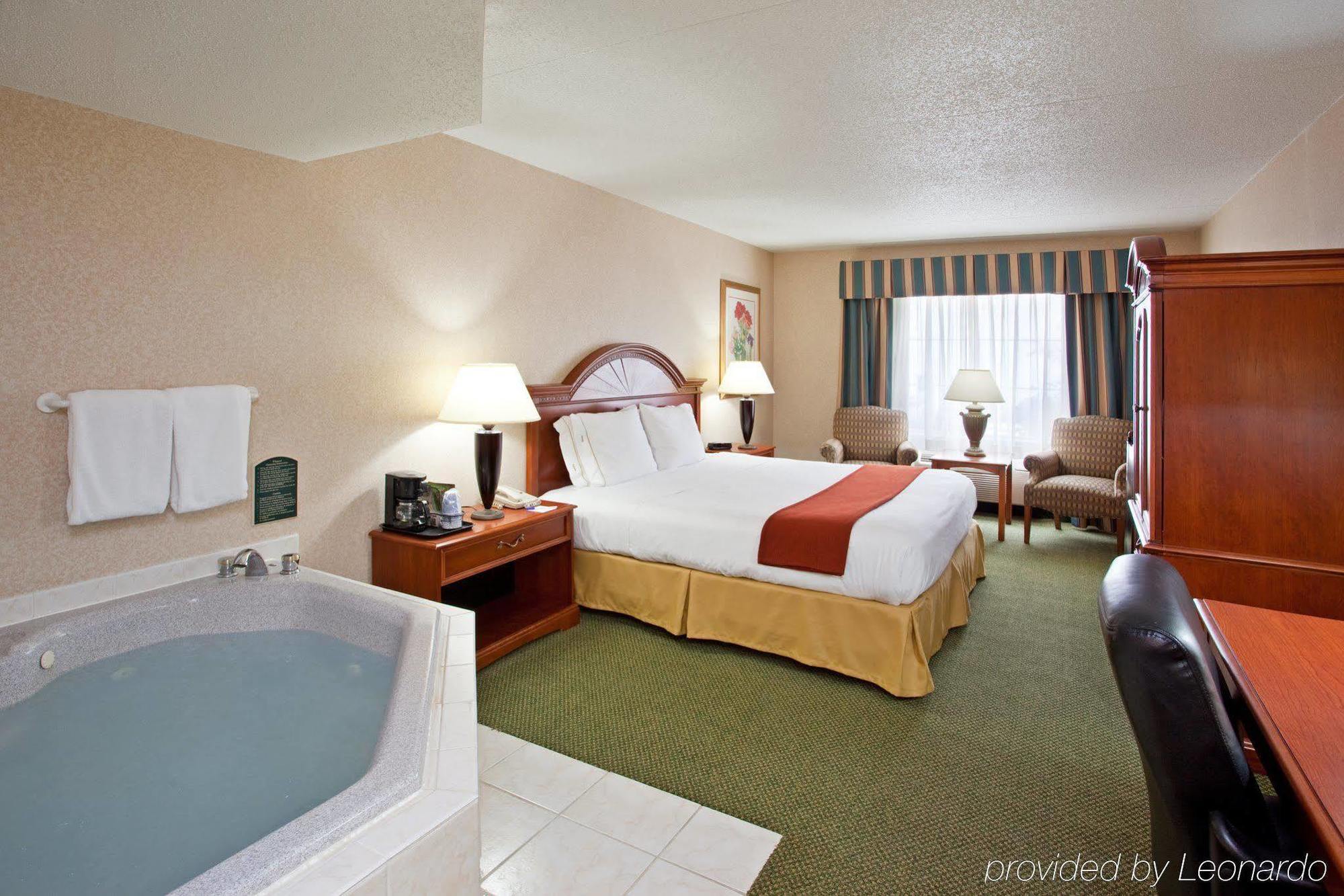 Holiday Inn Express Pittsburgh-Bridgeville, An Ihg Hotel Room photo